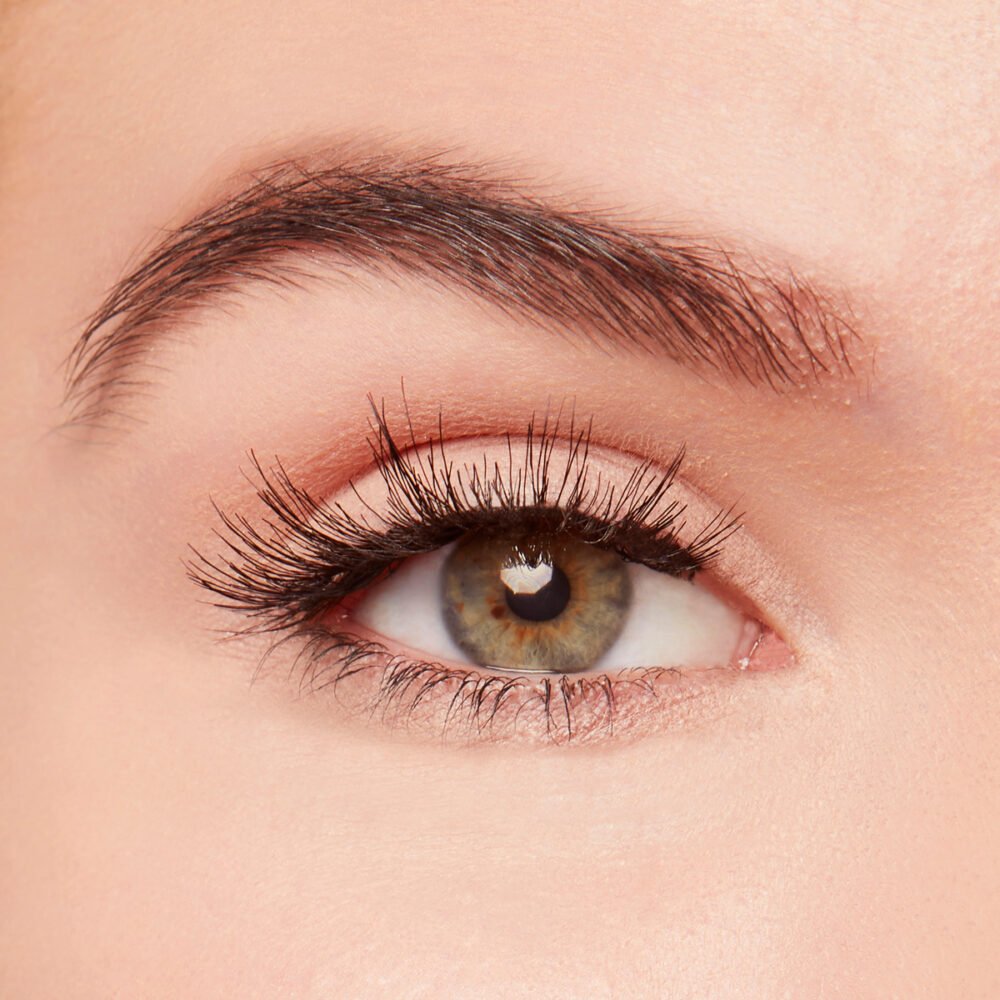 Close-up image of a human eye showcasing vibrant iris and long eyelashes, highlighting eye beauty and makeup features.