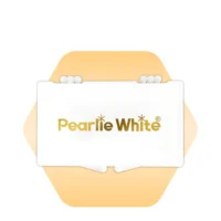 شعار Pearlie White على خلفية بيضاء، يتميز بأحرف ذهبية وشكل سداسي، يمثل علامة تجارية للعناية بالأسنان.