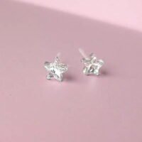 Star-shaped crystal earrings featuring a clear design, perfect for adding a touch of sparkle to any outfit. Lightweight and stylish accessory.