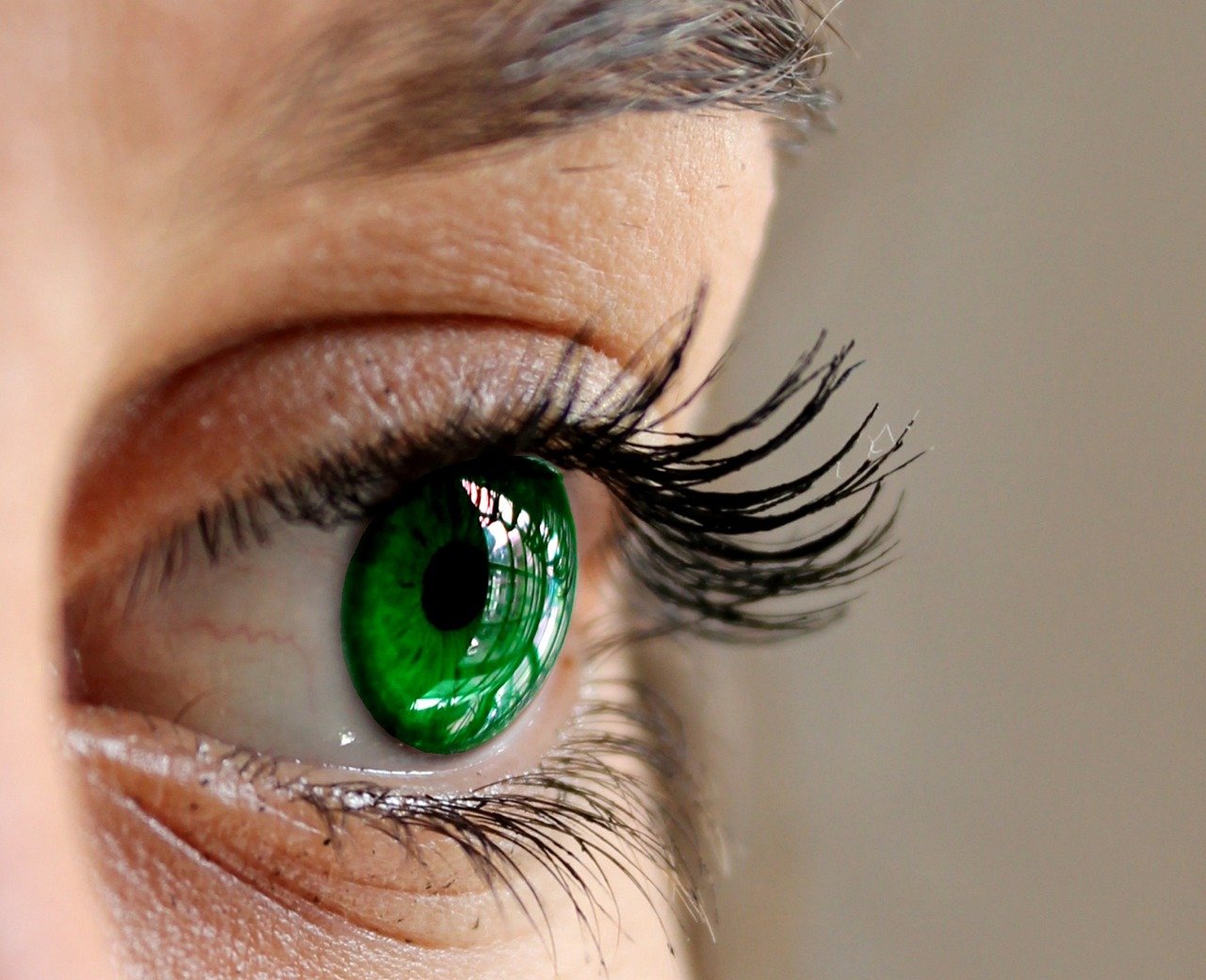 eyelash adhesive for sensitive eyes